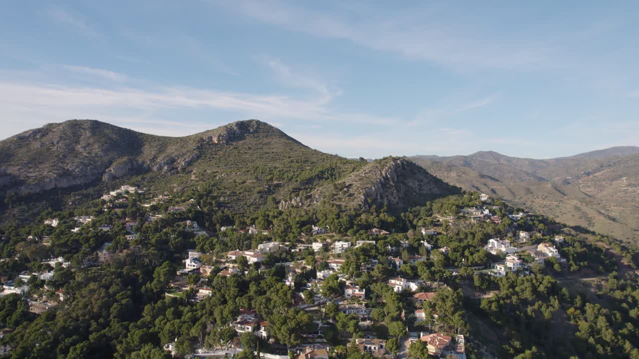 enclavado entre montañas y valles