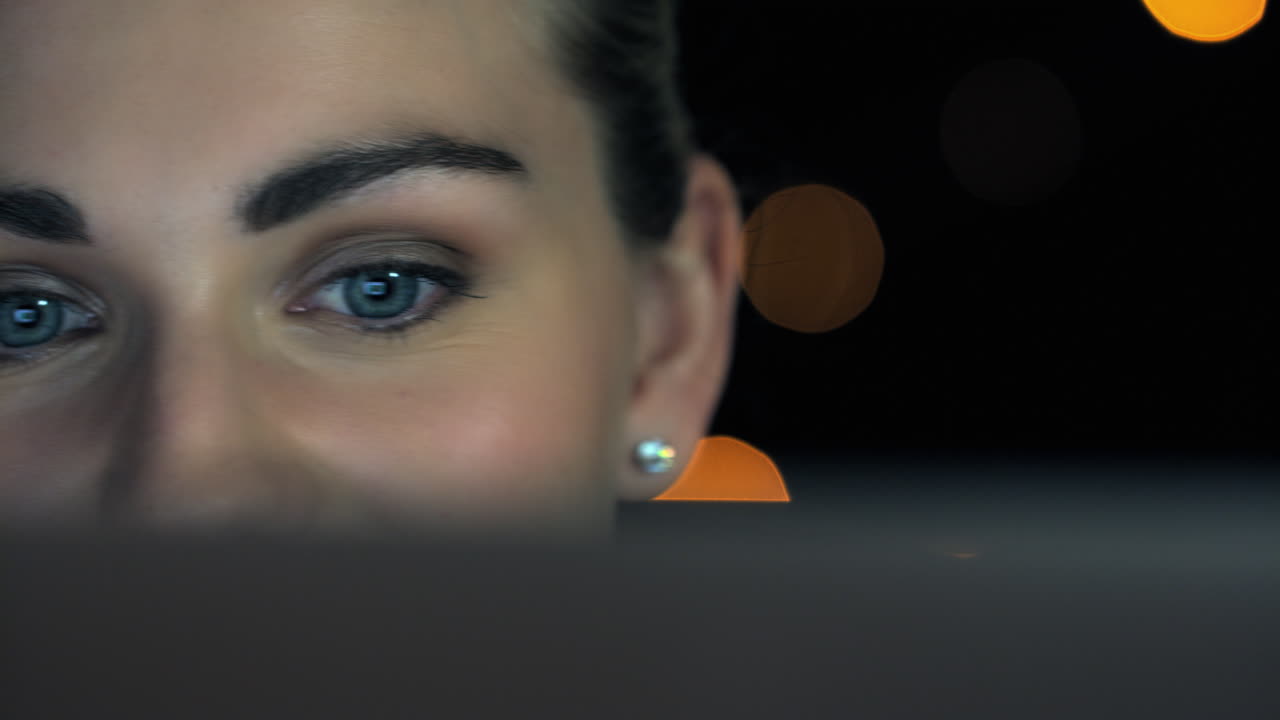 el éxito puede tomar largas horas en la oficina.