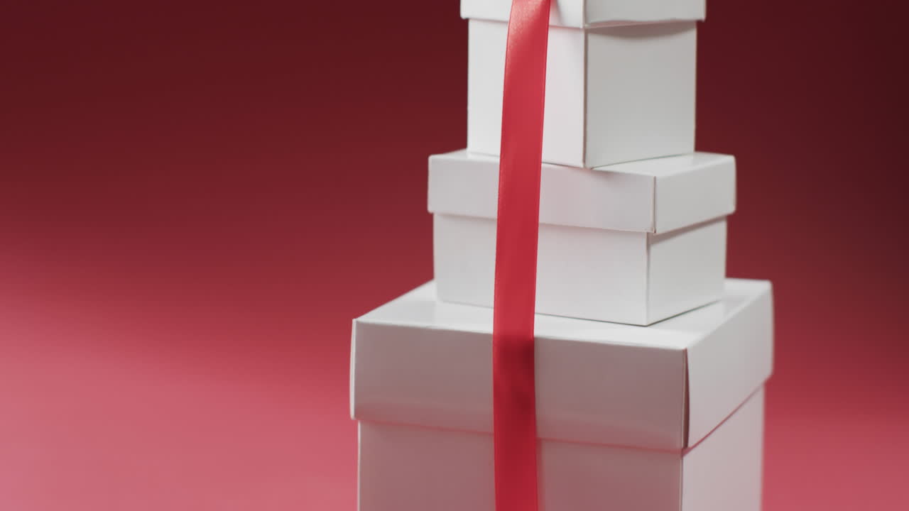 빨간 바탕에 복사 공간과 함께 빨간 리본으로 선물의 스택의 비디오