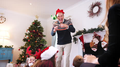 Abuelo-Actuando-Mimo-Como-Juego-Familiar-De-Varias-Generaciones-De-Charadas-Navideñas-En-Casa-Juntos