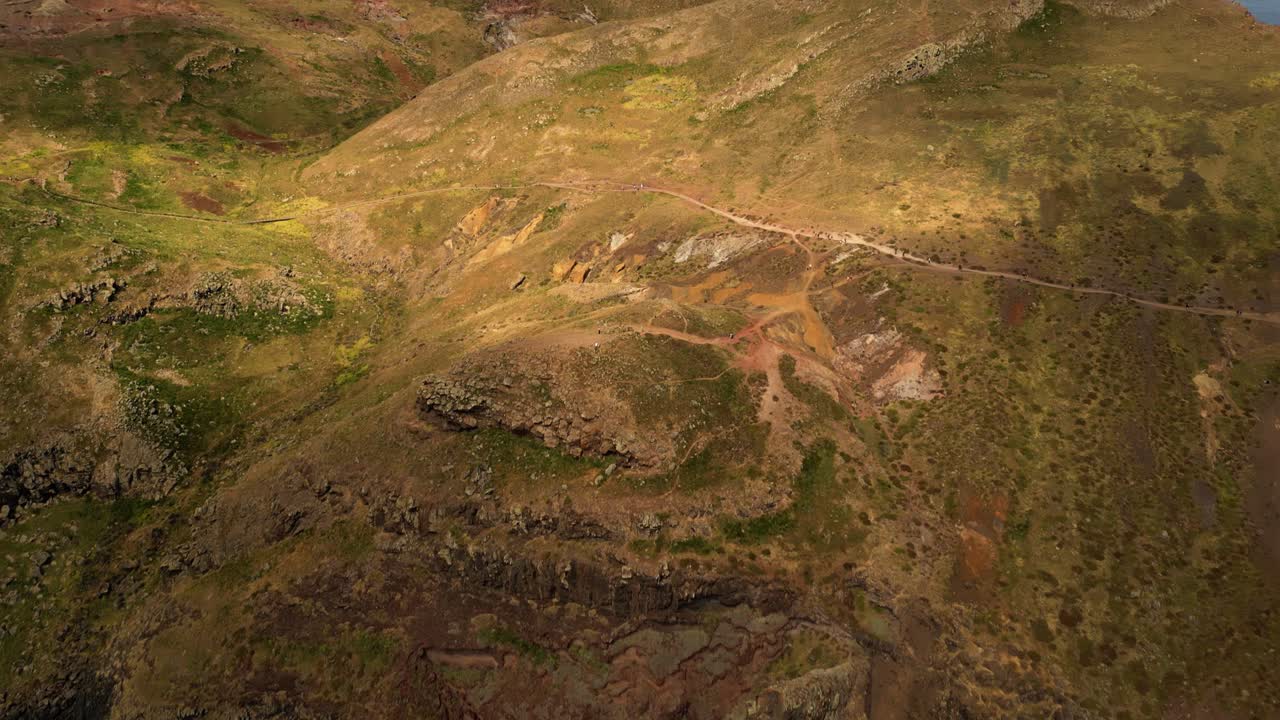 estableciendo vista aérea de la colorida isla volcánica de ponta de sau lourenco trekking cordillera en madeira, portugal
