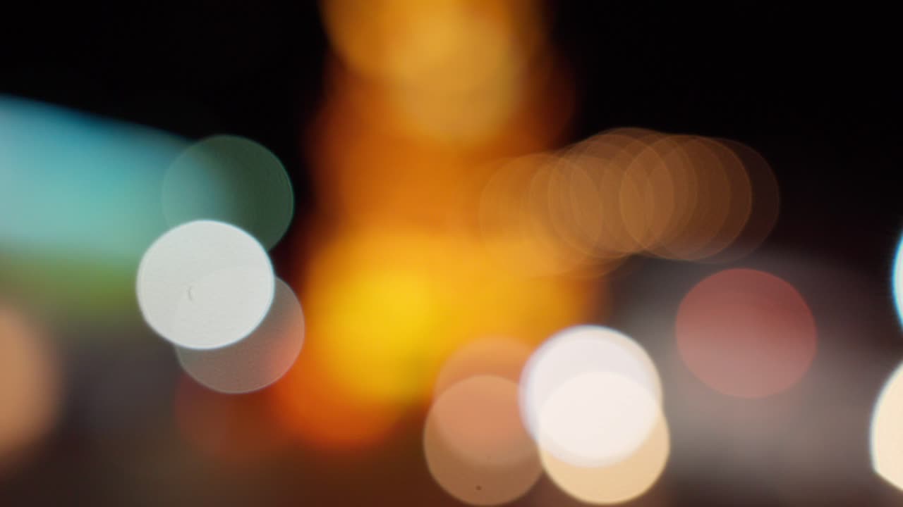 las luces bokeh suaves y coloridas se difuminan creando un fondo abstracto y soñador con un centro dorado y burbujas de luz blanca en los bordes interrumpidas por manchas marrones