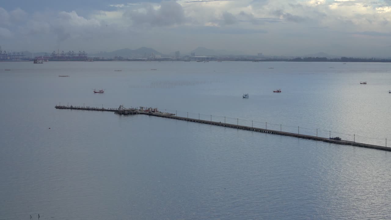 태국 파타야의 바다를 배경으로 나클루에아 어선 부두의 고요하고 아름다운 전망