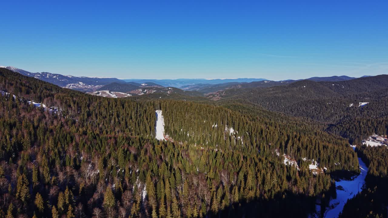 Esplorando i Carpazi in Bulgaria in una limpida giornata invernale