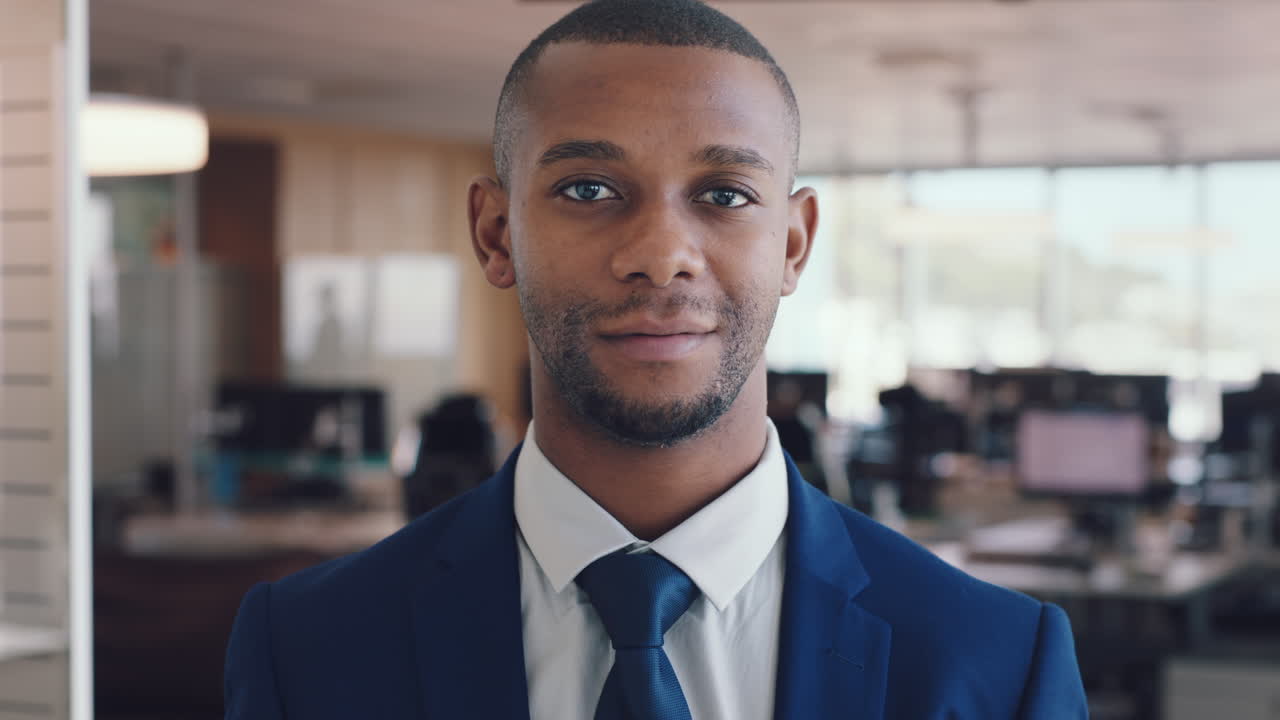 hombre de negocios africano, oficina