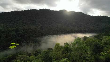 Berge-Von-Costa-Rica,-Nebliger-Morgensonnenaufgang,-Dschungel