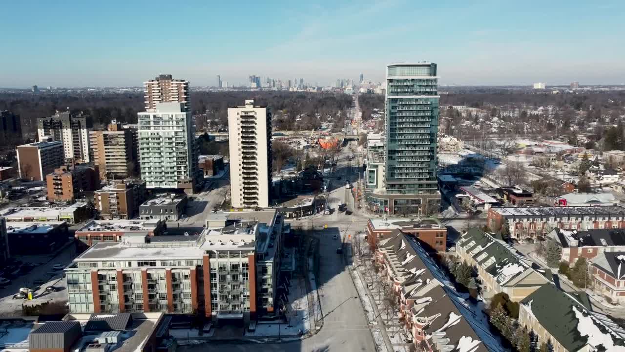 toma aérea volando por el centro de mississauga en un día de invierno frío y nevado