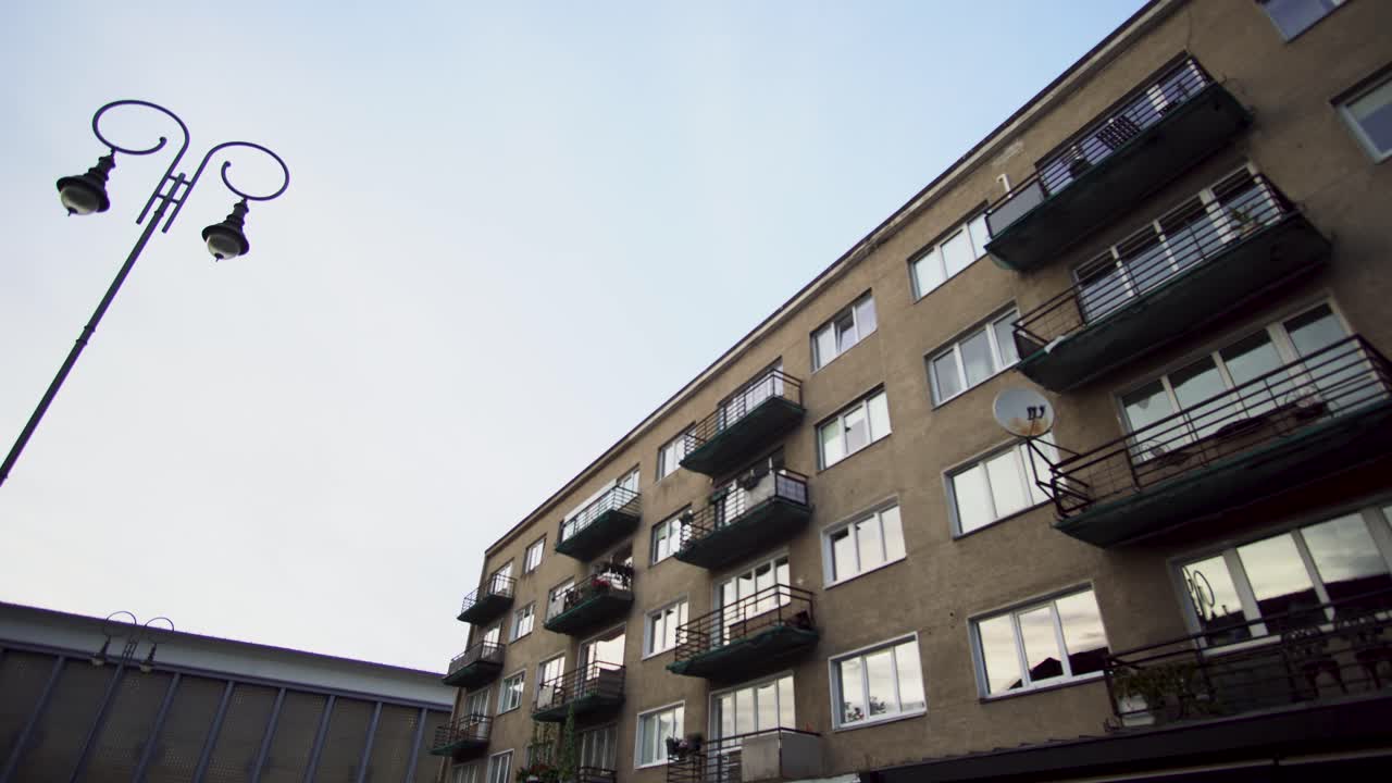 옛 소련의 평평한 건물. 측면 각도. 낮은 각도