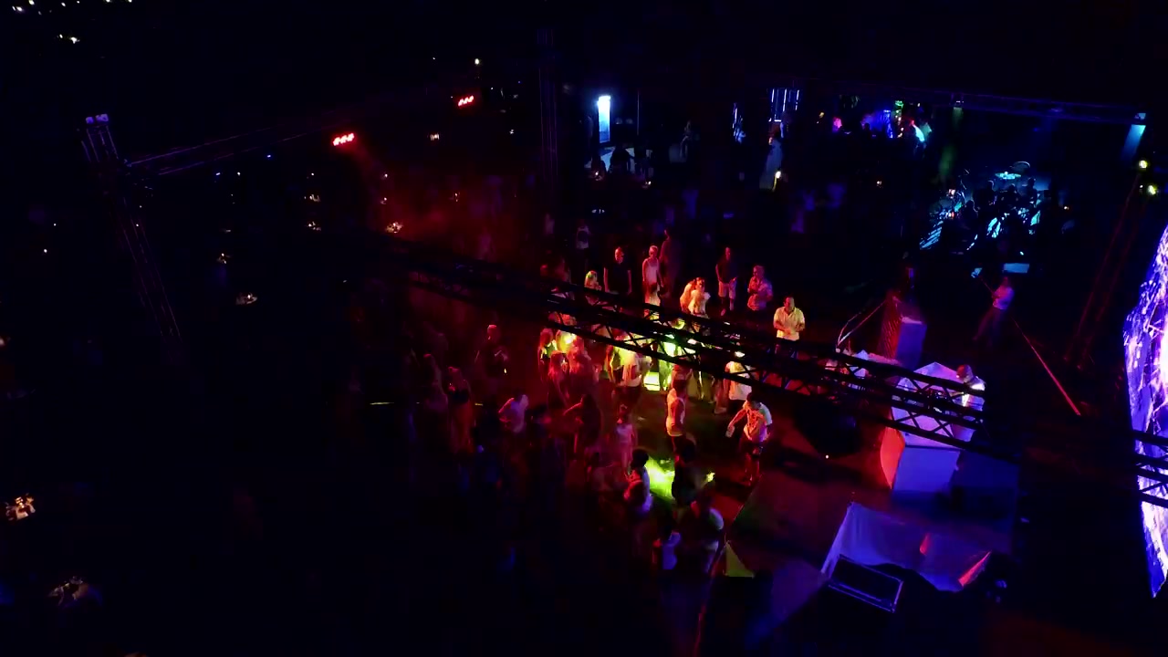 Luftfoto av folk som danser på en utendørs nattklubbfest.