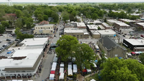 vista desde arriba de un concierto en vivo y cabinas en el festival de dogwood en siloam springs, arkansas