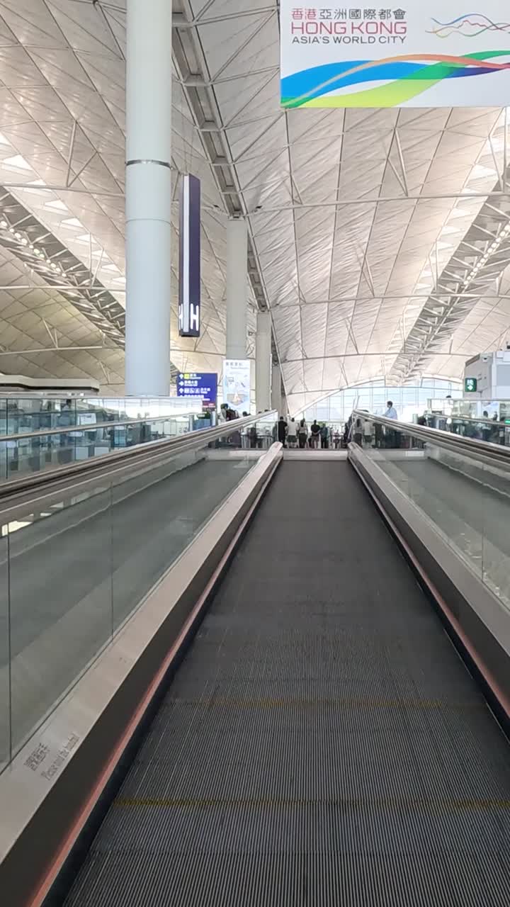 在机场自动人行道上穿行