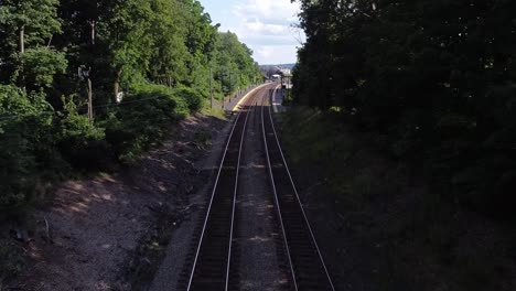 Dirigiéndose-Sobre-Las-Vías-Del-Tren-Hacia-Una-Estación-De-Trenes-De-Cercanías-Mbta-En-Norwood,-Massachusetts