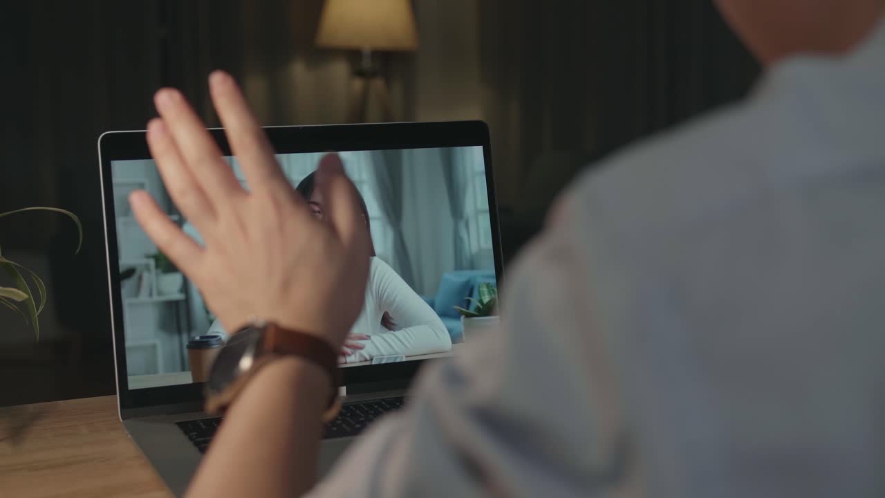 Nainen videopuhelussa kannettavalla tietokoneella