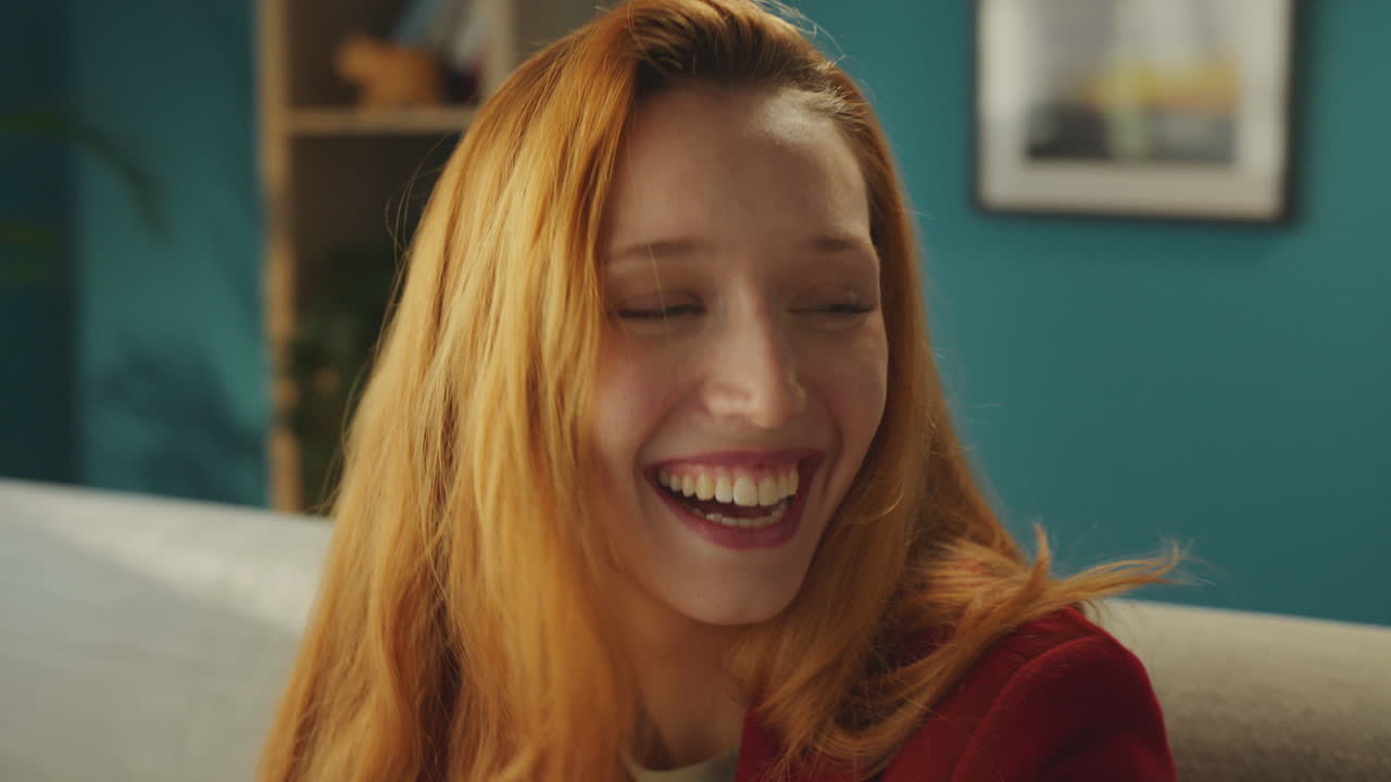 큰 소리로 웃는 기쁜 여자