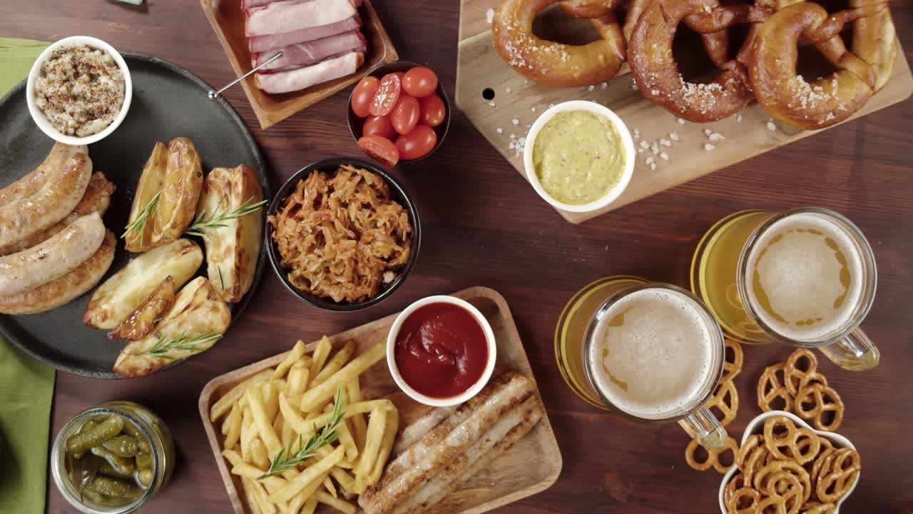 Banchetto di cibo tradizionale tedesco e birra servito su un tavolo di legno