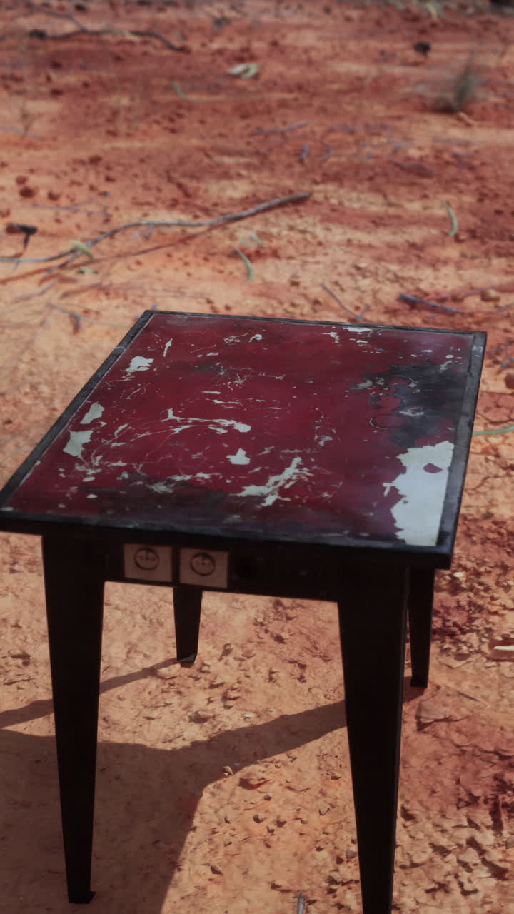 pequeña mesa roja en la tierra