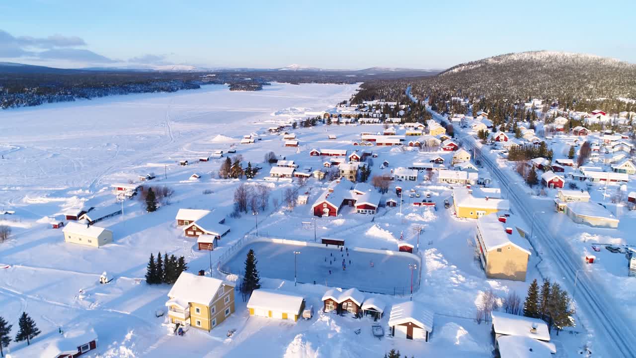 una vista aérea muestra las coloridas casas cerca de un bosque en la ciudad invernal de kiruna suecia 2