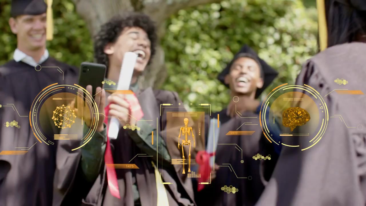 Mandlig kandidat løfter telefon og aktiverer orange AR-grafik, mens klassekammerater fejrer dimission