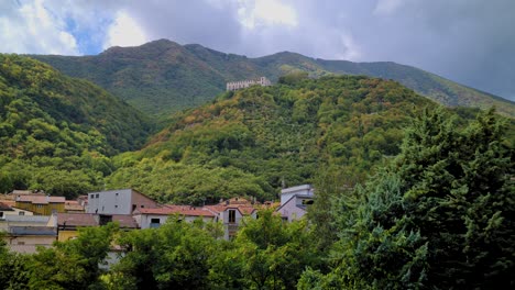 Montello,-Eine-Italienische-Stadt-In-Einem-Ruhigen-Berggebiet,-Umgeben-Von-Bäumen