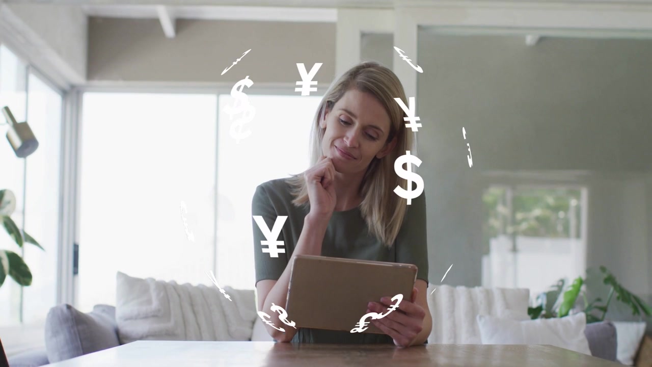 Donna che tiene un tablet al tavolo, lo schermo si illumina e genera simboli di valuta finanziaria intorno a lei.