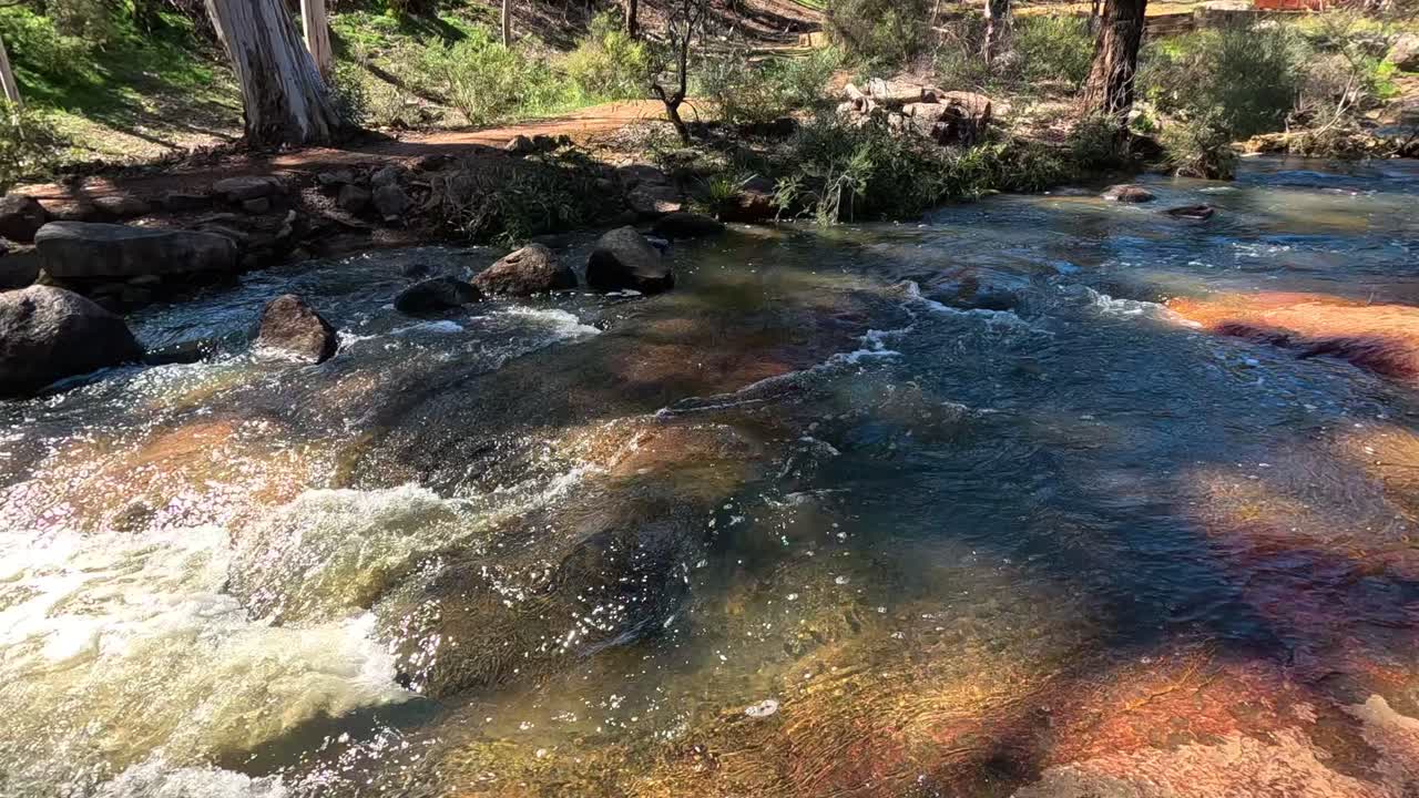 岩の上を流れる川のパノラマビュー、ジェーン・ブルック・パース・ヒルズ