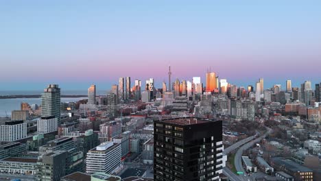 Este-Video-De-Un-Dron-En-4k-Muestra-El-Centro-De-Toronto,-Canadá,-Al-Amanecer.