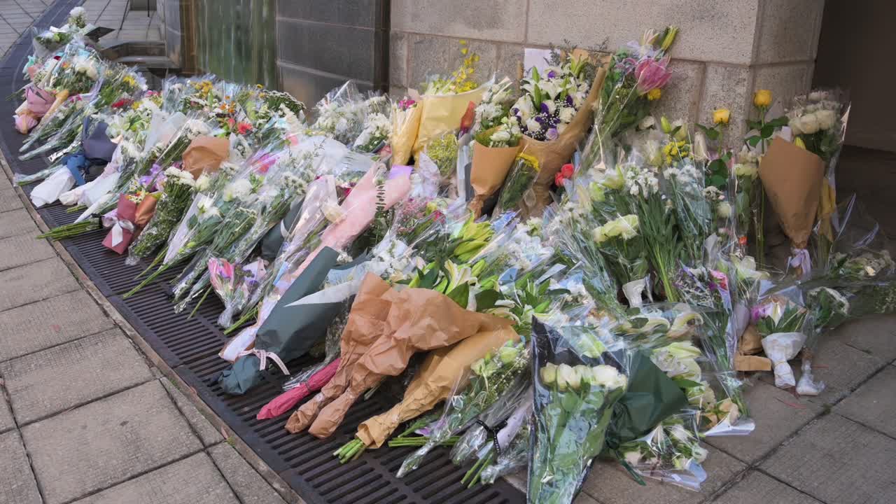 최장수 여왕 엘리자베스 2세가 세상을 떠난 후 영국 총영사관 밖에서 꽃다발을 볼 수 있습니다.