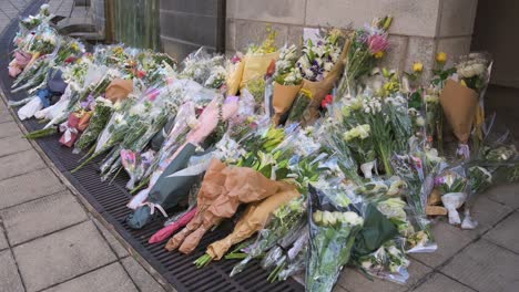 los ramos de flores se ven fuera del consulado general británico como un tributo después del fallecimiento de la reina monarca con más años de servicio, la reina isabel ii.