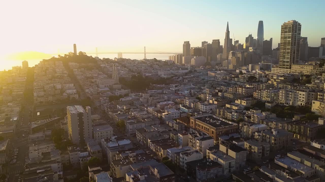 일출 동안 샌프란시스코 시내를 드러내는 시네마틱 에어리얼 팬 - 4k