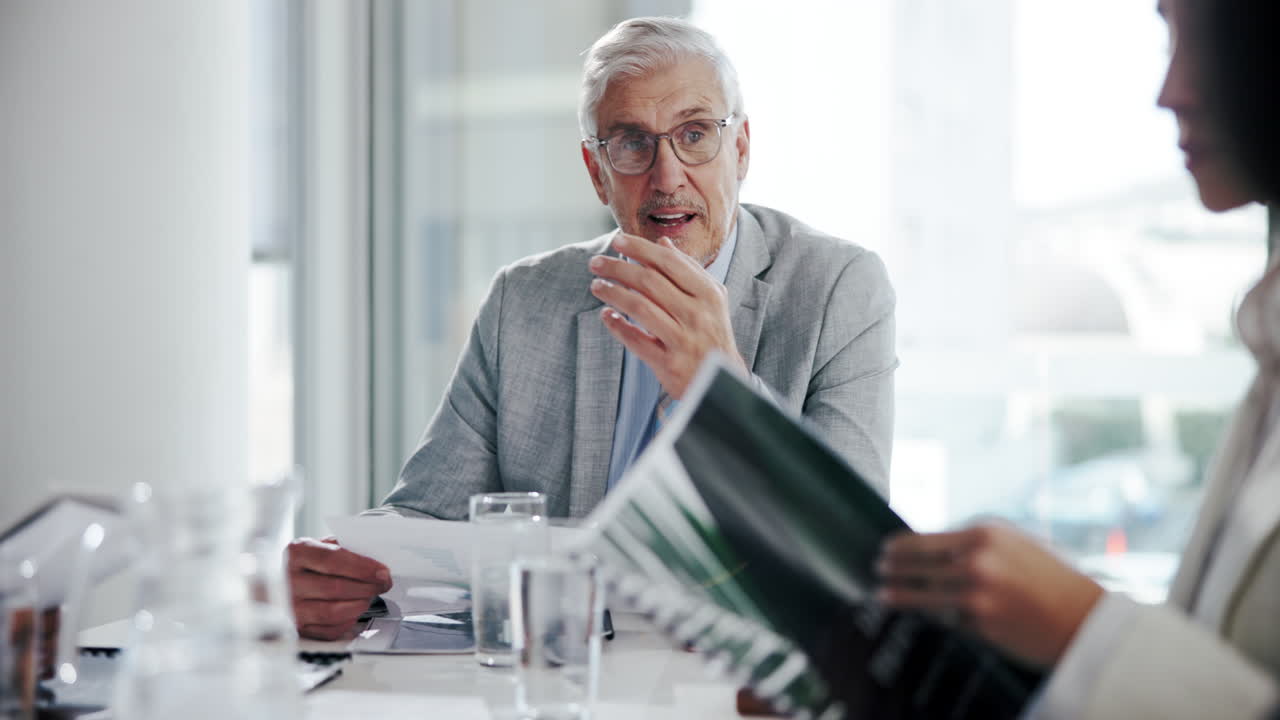 un hombre de negocios da una presentación durante una reunión de negocios