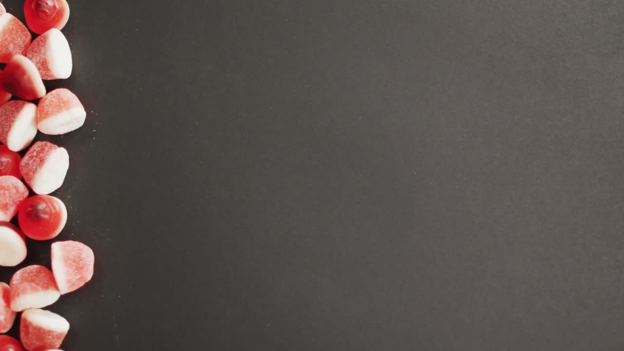 primer plano de maíz de caramelo de halloween con espacio de copia en fondo gris