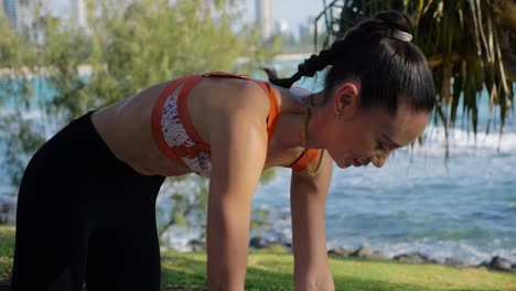 Mujer-Deportiva-Practicando-Yoga-Haciendo-Pose-De-Gato-En-Burleigh-Hill---Burleigh-Heads-Beach---Gold-Coast,-Queensland,-Australia