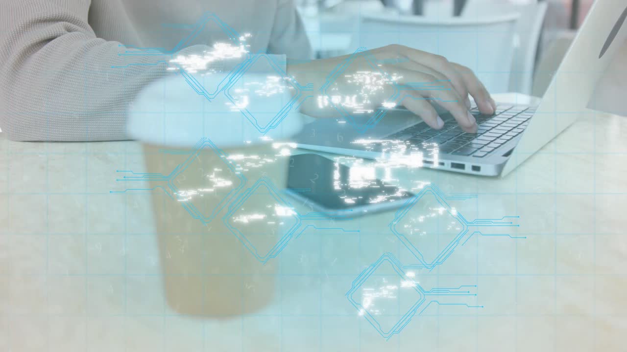 animación de iconos de aplicaciones informáticas sobre la sección media de un hombre biracial trabajando en una computadora portátil