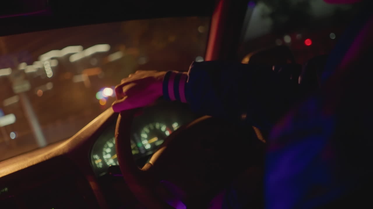 Luces de neón brillantes iluminan un viaje nocturno, conduciendo a través de un paisaje urbano resplandeciente con tenues tonos púrpura y ámbar, un sereno viaje nocturno iluminado por letreros de neón y un ambiente urbano tranquilo