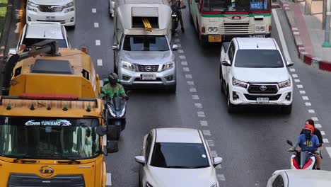 vehículos y motocicletas que navegan por un cruce de carreteras abarrotado