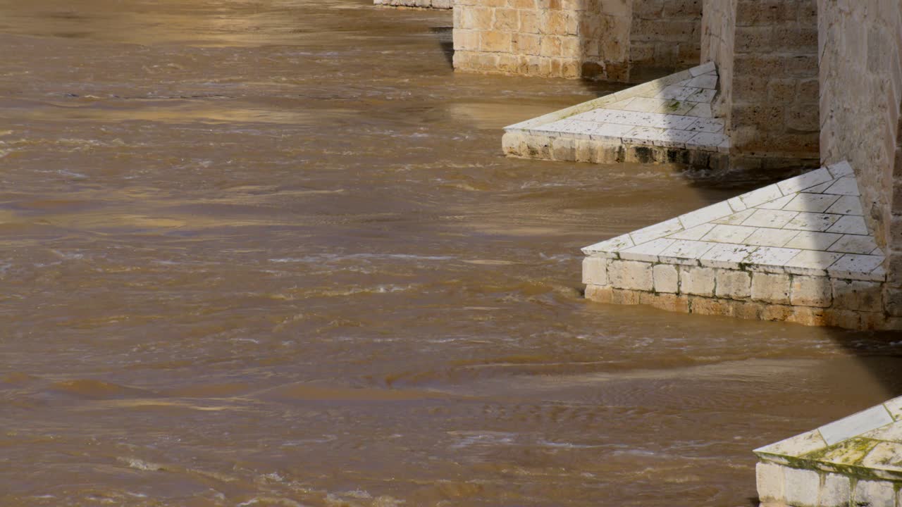 Dietro le tempeste e le inondazioni