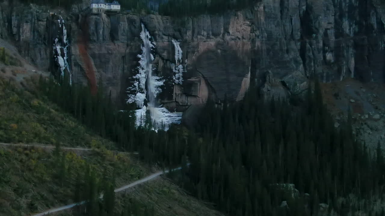 telluride colorado avión no tripulado velo de novia cae cascada de hielo congelado caída del sol de otoño fresco sombreado montañas rocosas silverton ouray millon dólar carretera ciudad histórica paisaje pintoresco lento pan up