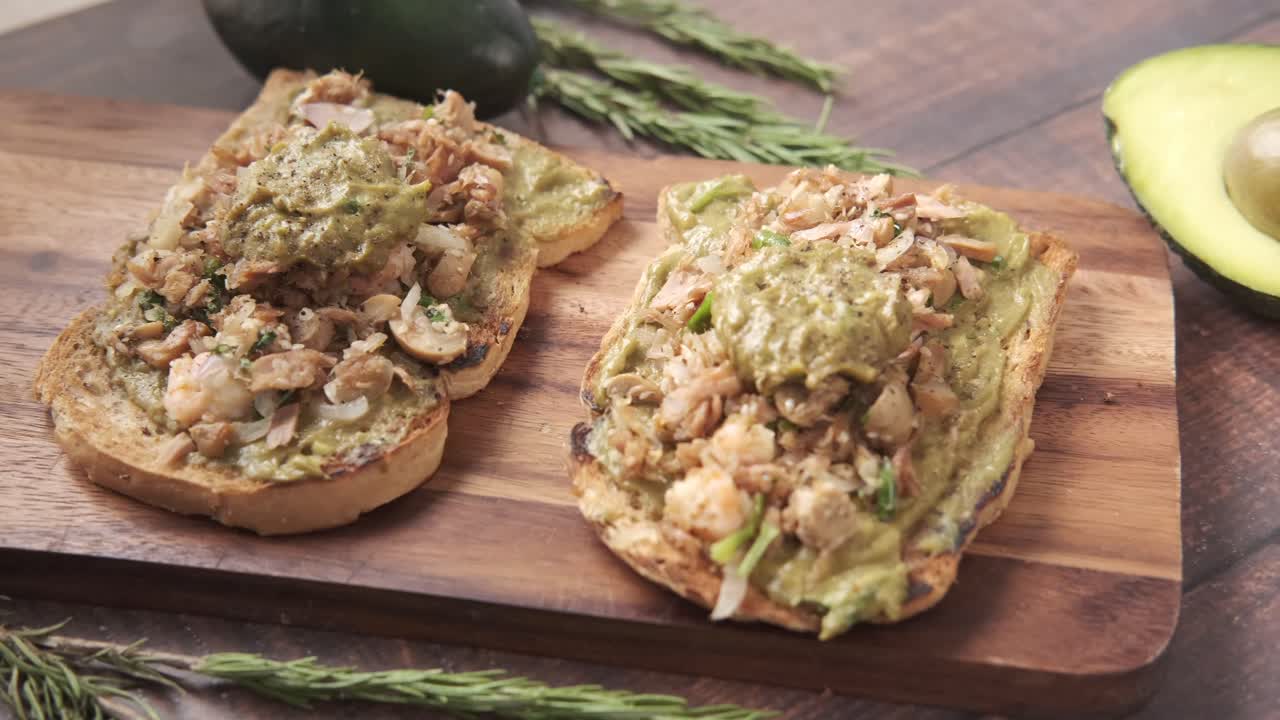 tostadas de atún con aguacate