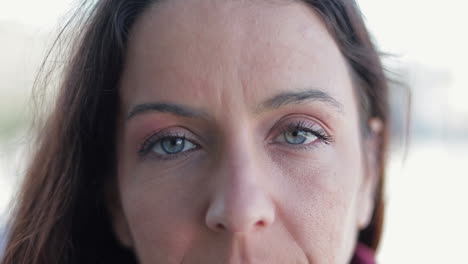mujer de mediana edad con hermosos ojos azules