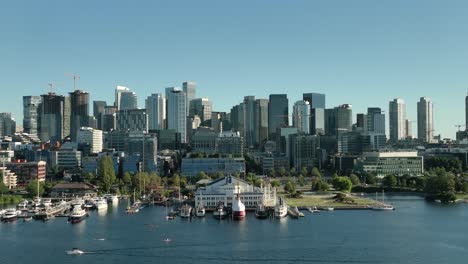 Vista-Aérea-Que-Se-Eleva-Desde-Lake-Union-Para-Revelar-El-Centro-De-Seattle-En-Un-Brillante-Día-De-Verano