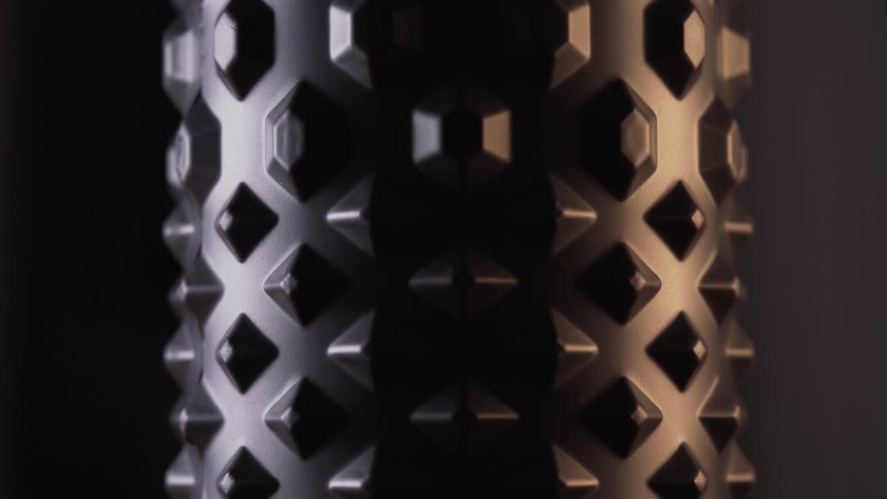 массажное оборудование с поролоновым валиком, стоящее на конце и вращающееся