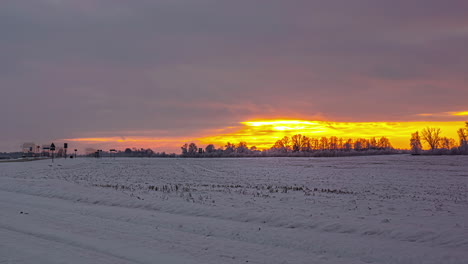 Zeitrafferaufnahme-Des-Wunderschönen-Goldenen-Sonnenaufgangs-Hinter-Wolken-Während-Des-Verschneiten-Wintertages