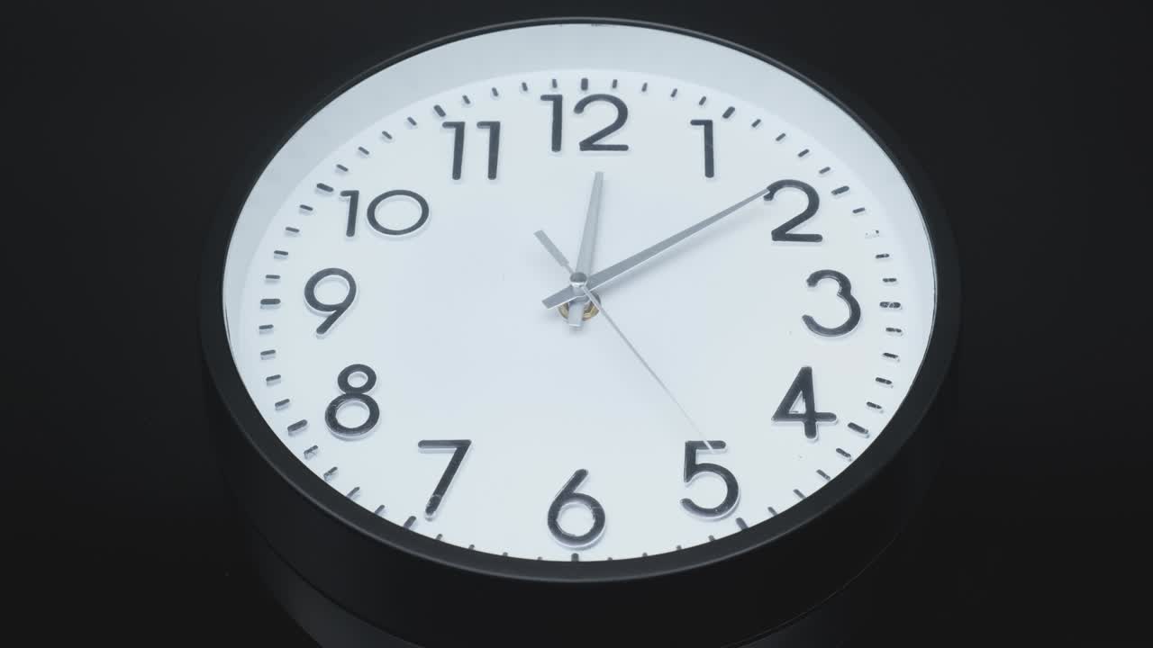 el lapso de tiempo del reloj en fondo negro.