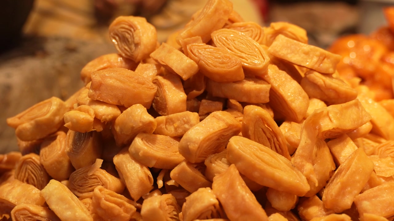 Panayırda Jalebi ve tatlı yiyecekler satılıyor.