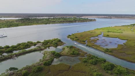 Fischerboot,-Das-Eine-Bucht-Verlässt,-Die-In-Das-Offene-Wasser-Des-Matanzas-Flusses-Eindringt