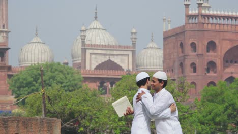 Eid-Wird-Von-Zwei-Indischen-Muslimen-Gefeiert,-Indem-Sie-Geschenke-In-Der-Jama-Masjid-Delhi-Teilen