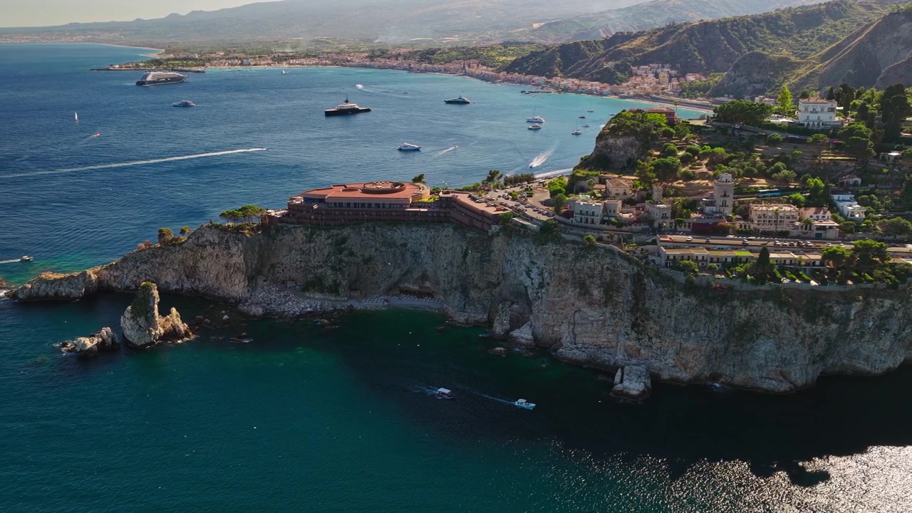 Punto panoramico di Isola Bella all'alba a Taormina, Città Metropolitana di Messina, Italia. Ripresa aerea laterale