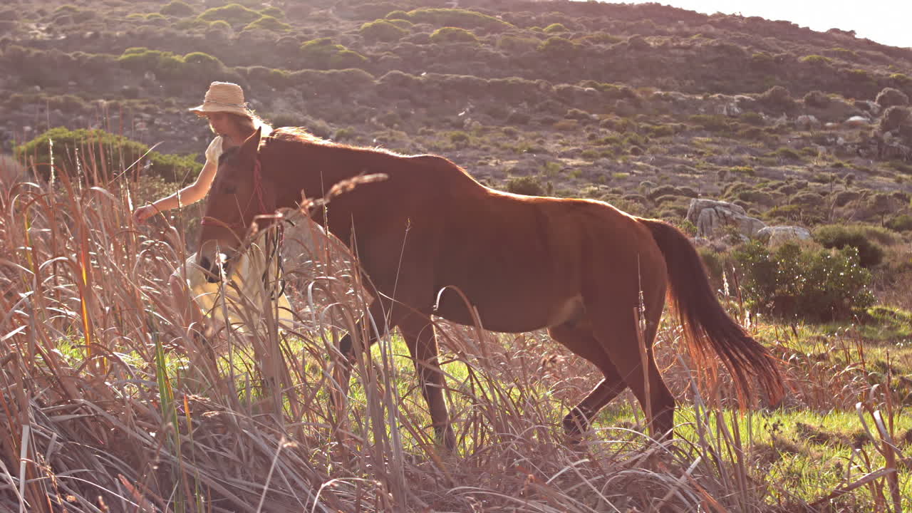 una mujer bonita caminando con un caballo.