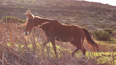 una mujer bonita caminando con un caballo.