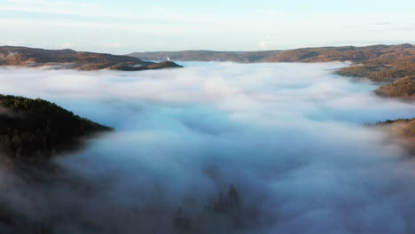 dikke mist die de bergen van de uitlopers van het bos bedekt, vanuit de lucht vanuit vogelperspectief